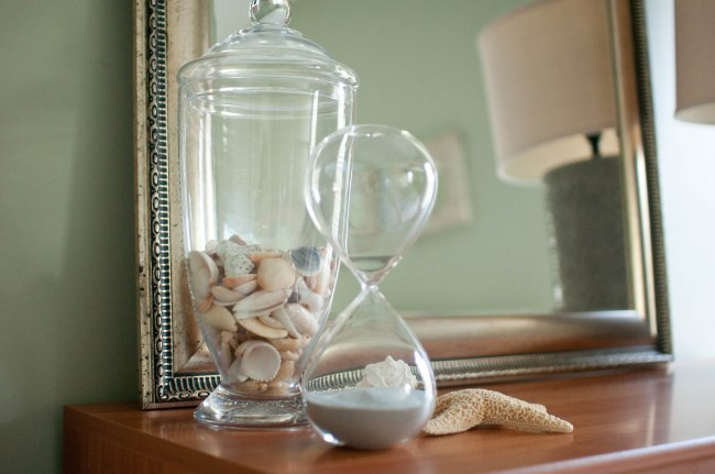 Small accessories warm up the room and make it feel more inviting.